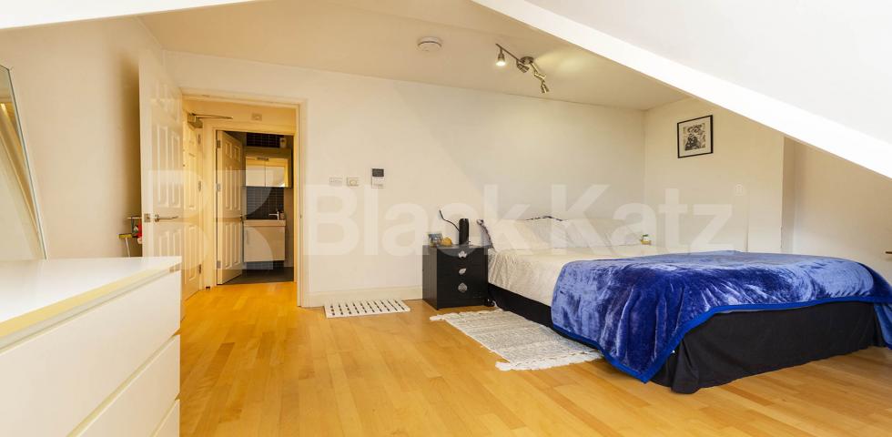 Superb modern studio located in the heart of Camden mins to Regents Park. Camden Road, Camden